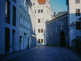 strasse-zwischen-bauwerken-2H4HtxsDSFQ