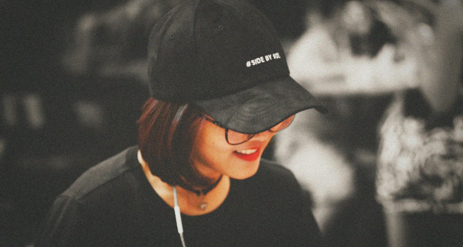 selektive-farbfotografie-einer-frau-mit-schwarzer-taillierter-mutze-CsGu7XtK2j8