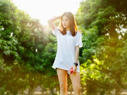 selektives-fokusfoto-einer-frau-die-hinter-grunen-baumen-steht-bobBSnaYyDU