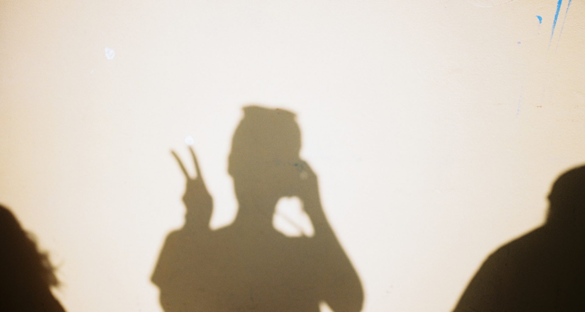 silhouette-einer-person-die-frieden-macht-handzeichen-uZS7yXASh84