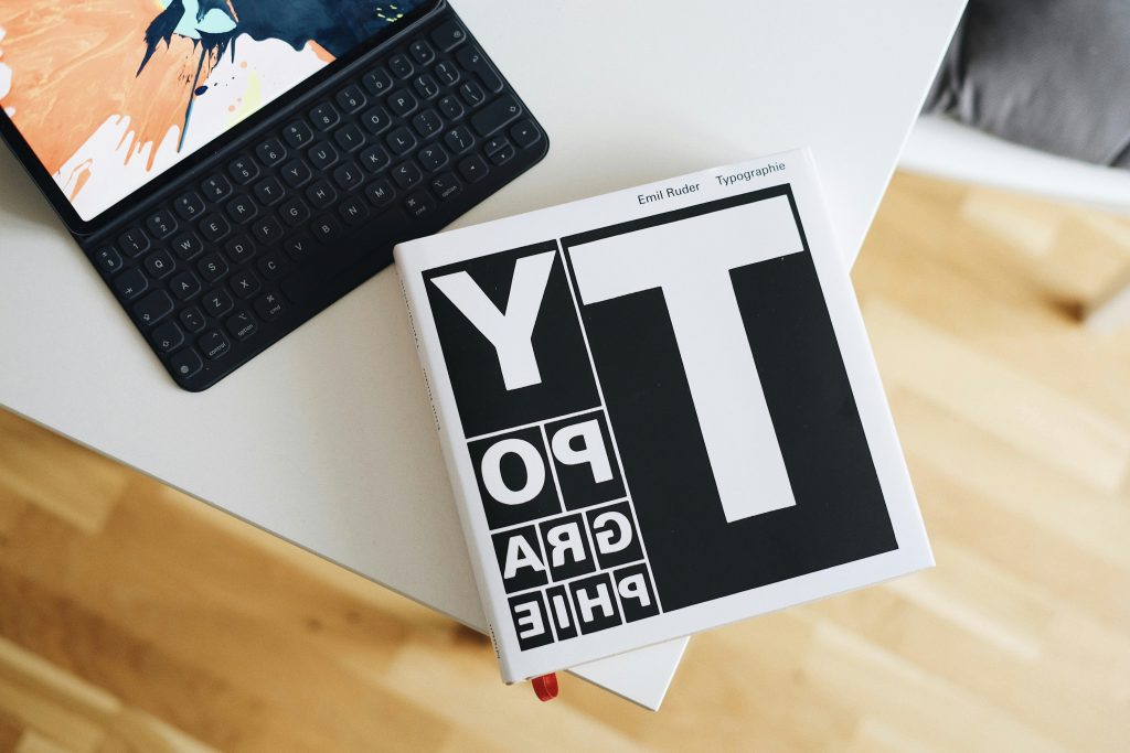 space-grau-ipad-mit-dock-tastatur-auf-tischplatte-nc-r60DYt9U