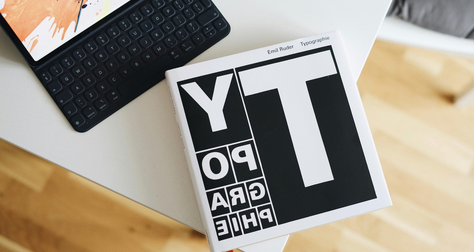 space-grau-ipad-mit-dock-tastatur-auf-tischplatte-nc-r60DYt9U