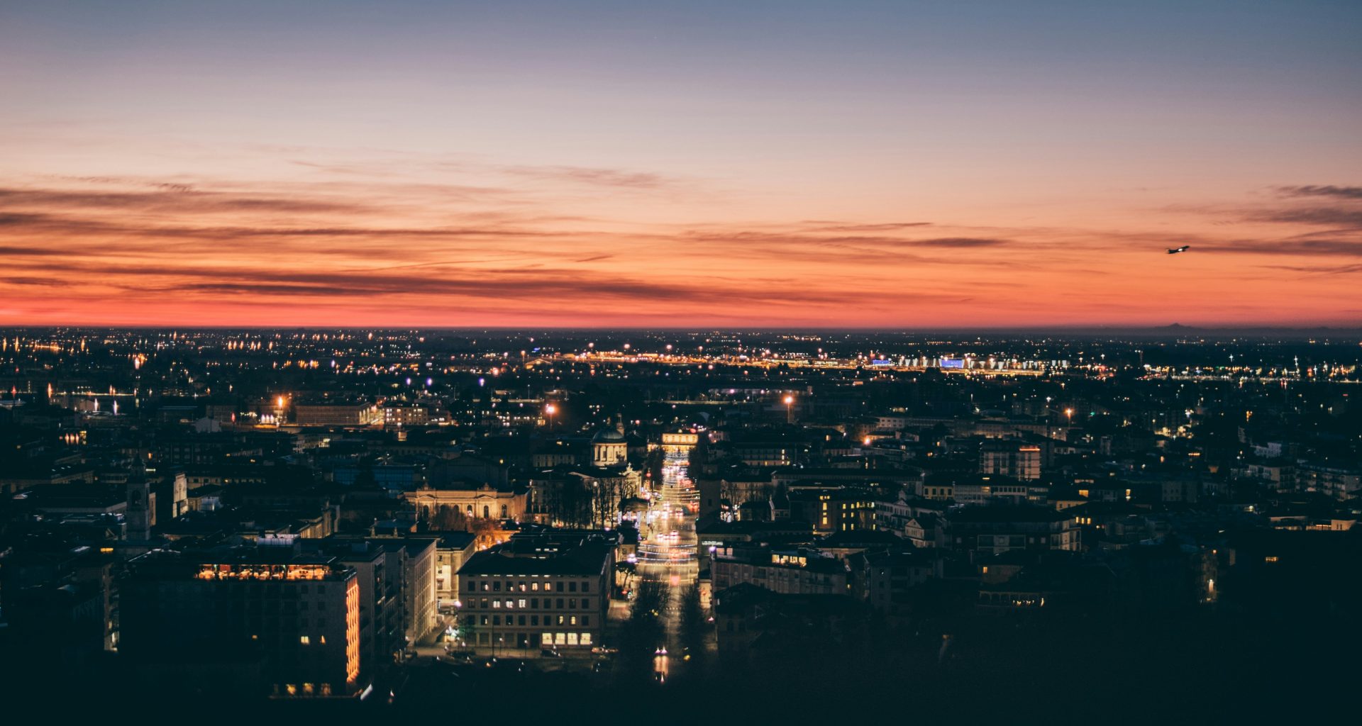 blick-von-oben-auf-die-stadt-QQJSOmFZ3m0