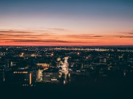 blick-von-oben-auf-die-stadt-QQJSOmFZ3m0