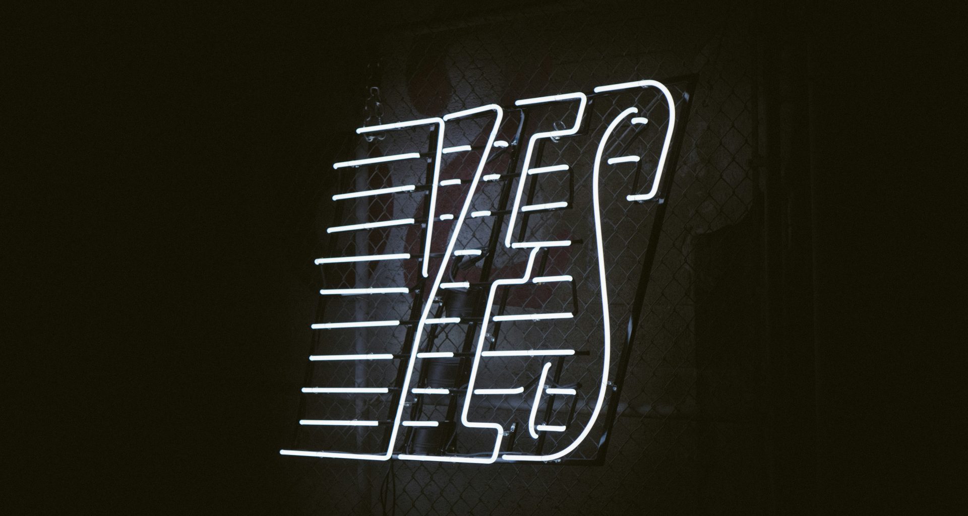 weisse-ja-led-beschilderung-eingeschaltet-c2o4D_iWGaI