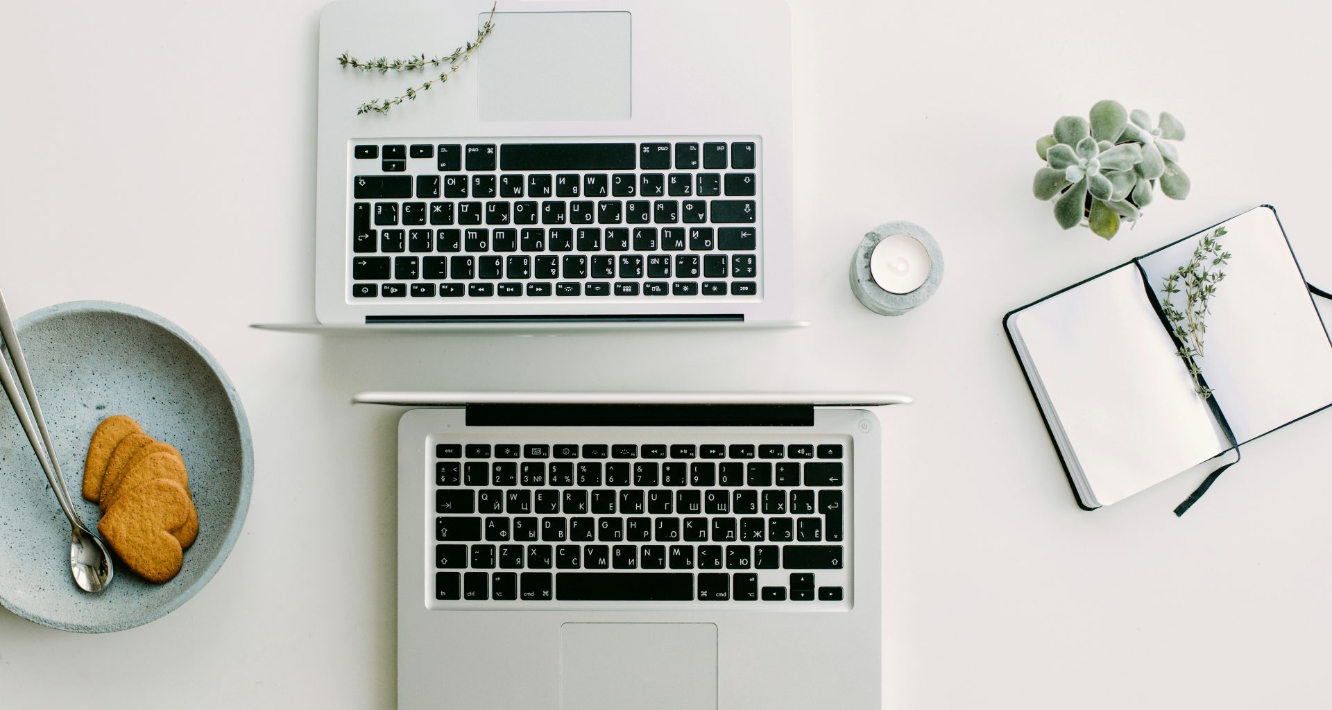 zwei-silberne-laptops-neben-einem-durchsichtigen-glasgefass-zbWFT4eVopE