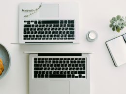 zwei-silberne-laptops-neben-einem-durchsichtigen-glasgefass-zbWFT4eVopE