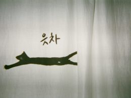 textile-mit-weissem-und-schwarzem-vogeldruck-SMkuAA8pDmA