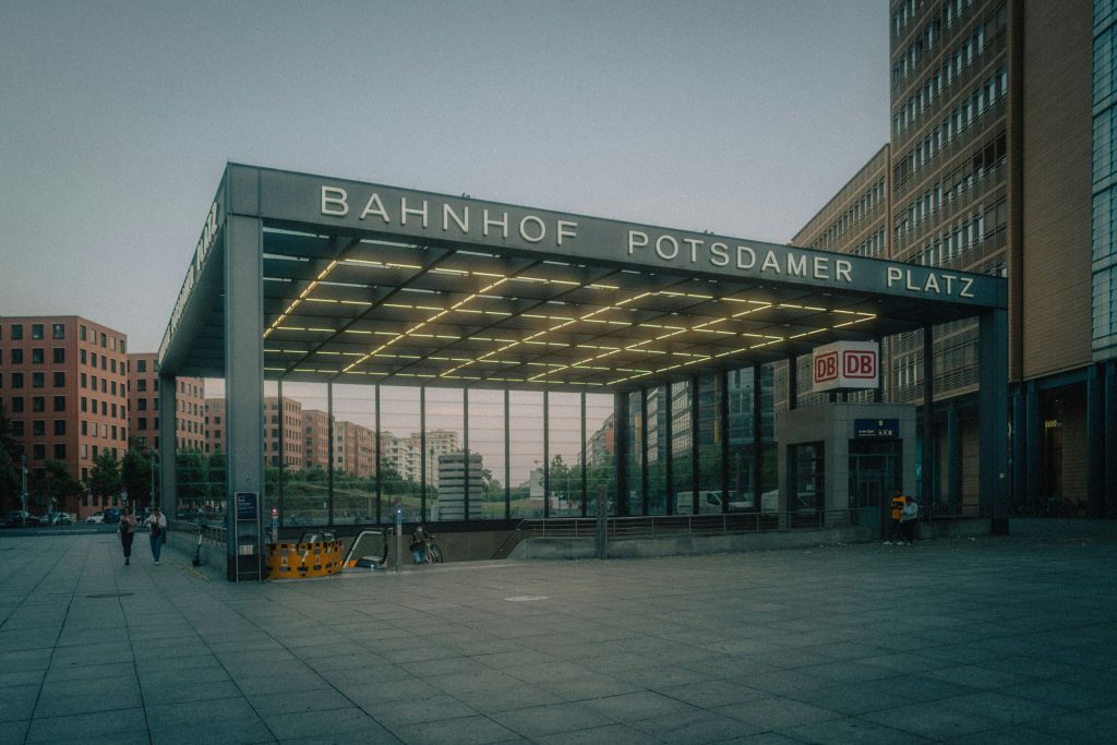 weisser-und-schwarzer-betonbau-tagsuber-QJVfHJdDRro