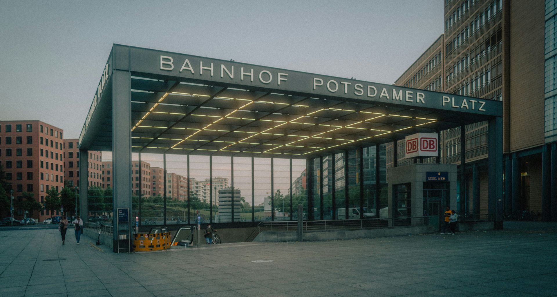 weisser-und-schwarzer-betonbau-tagsuber-QJVfHJdDRro