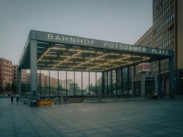 weisser-und-schwarzer-betonbau-tagsuber-QJVfHJdDRro