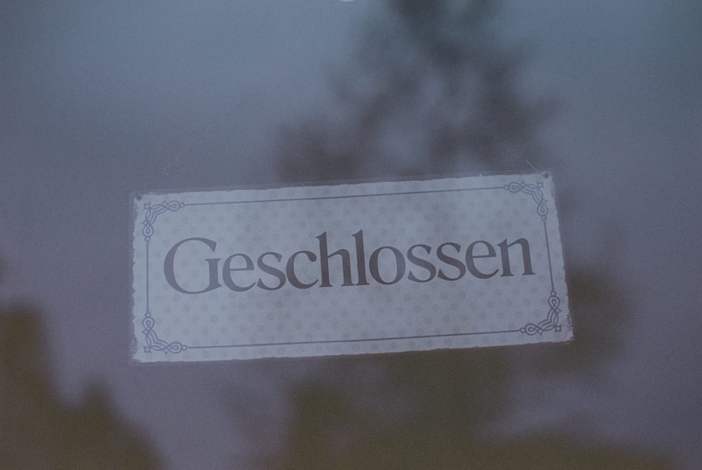 weisse-und-schwarze-nichtraucherbeschilderung-1b_EvtZy_is