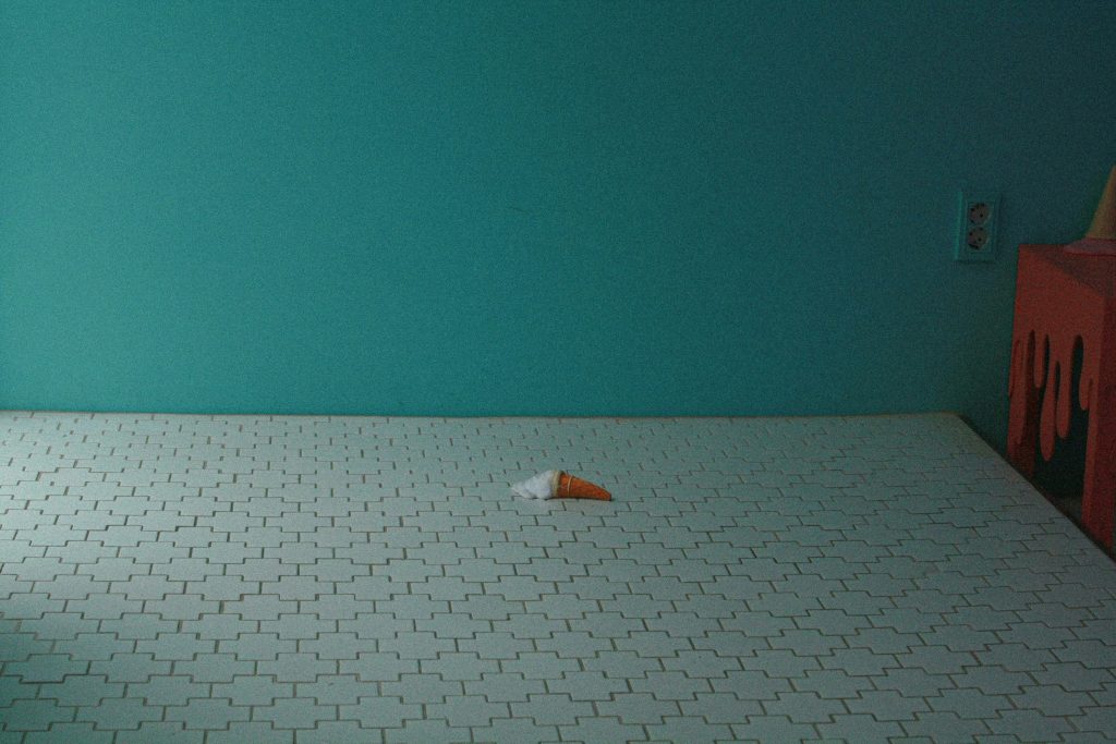 weisses-und-orangefarbenes-boot-auf-dem-wasser-ZSq5U-0cnDc