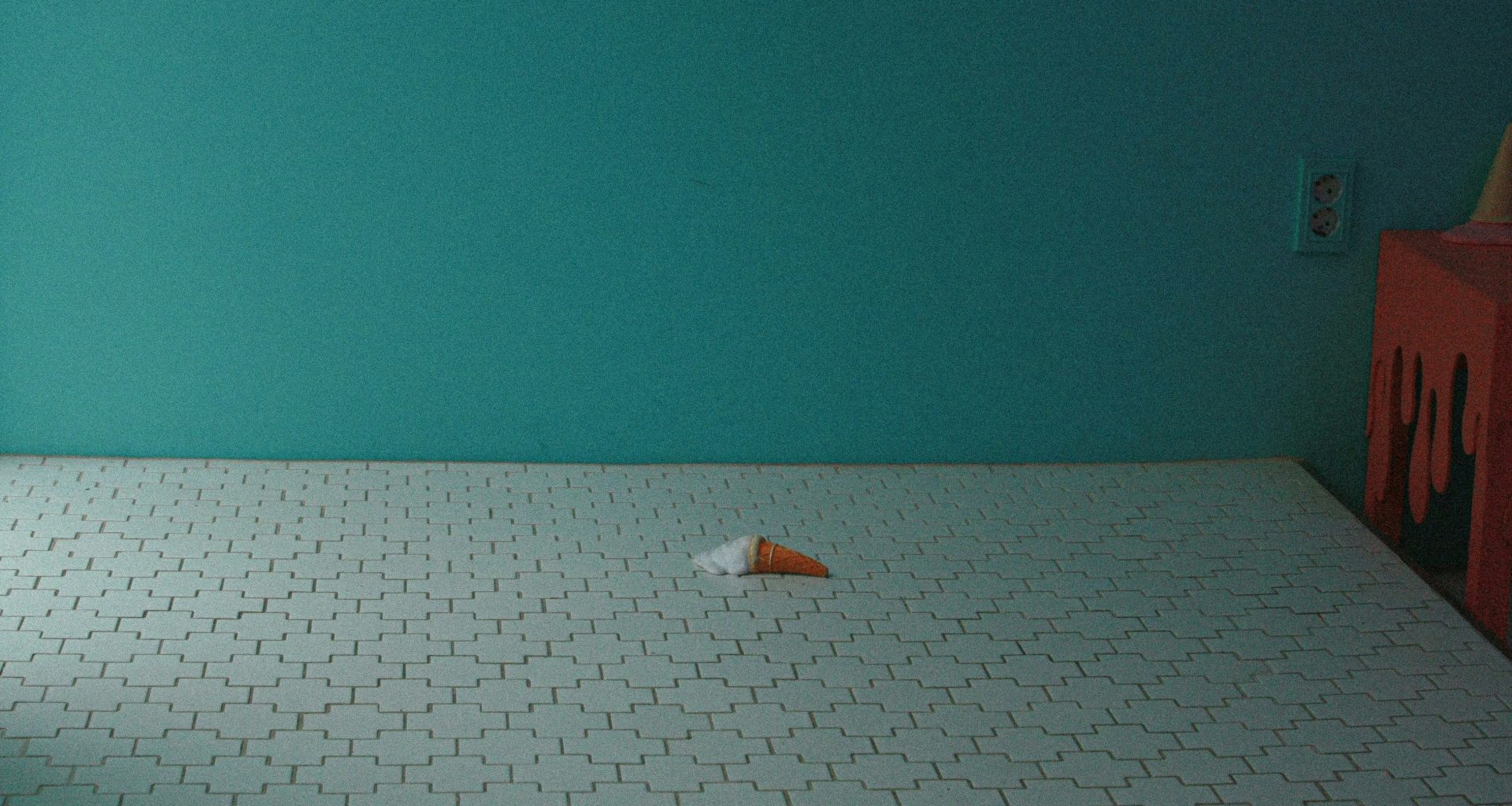 weisses-und-orangefarbenes-boot-auf-dem-wasser-ZSq5U-0cnDc