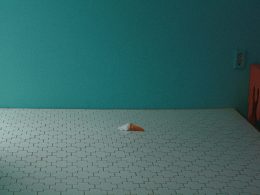 weisses-und-orangefarbenes-boot-auf-dem-wasser-ZSq5U-0cnDc