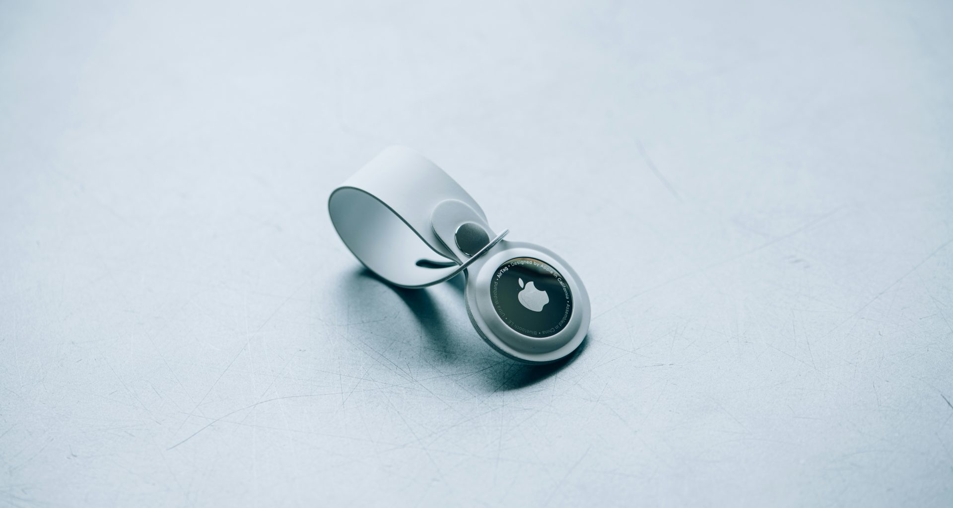 weisse-keramiktasse-auf-weissem-tisch-pv-U1L8-hHY