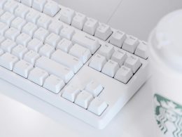 weisse-computertastatur-auf-weissem-tisch-e_J7i3eQEfo