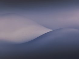 weisses-textil-auf-weisser-oberflache-BJi5fTavL4E