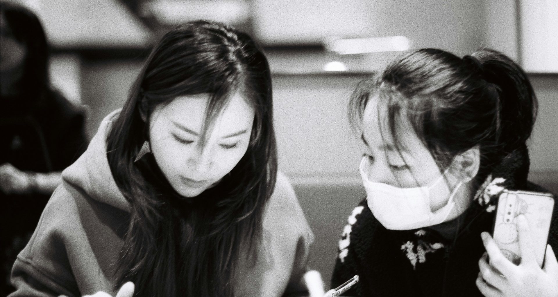 frau-in-schwarz-weissem-geblumtem-armellosem-kleid-PRShf1leObk