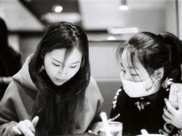 frau-in-schwarz-weissem-geblumtem-armellosem-kleid-PRShf1leObk