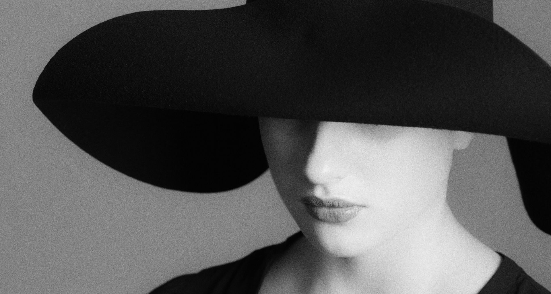 frau-mit-schwarzem-hut-und-schwarzem-hemd-6f86GjklUuA