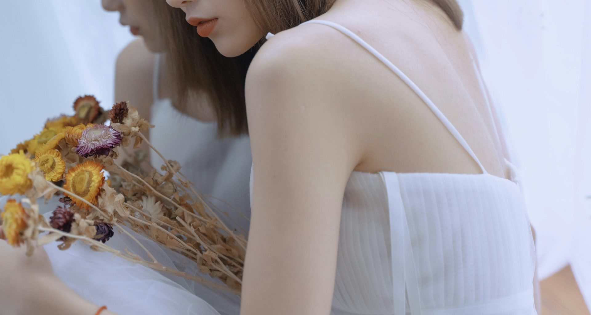 frau-in-weissem-armellosem-kleid-KB6rWHlbqx8