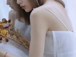 frau-in-weissem-armellosem-kleid-KB6rWHlbqx8