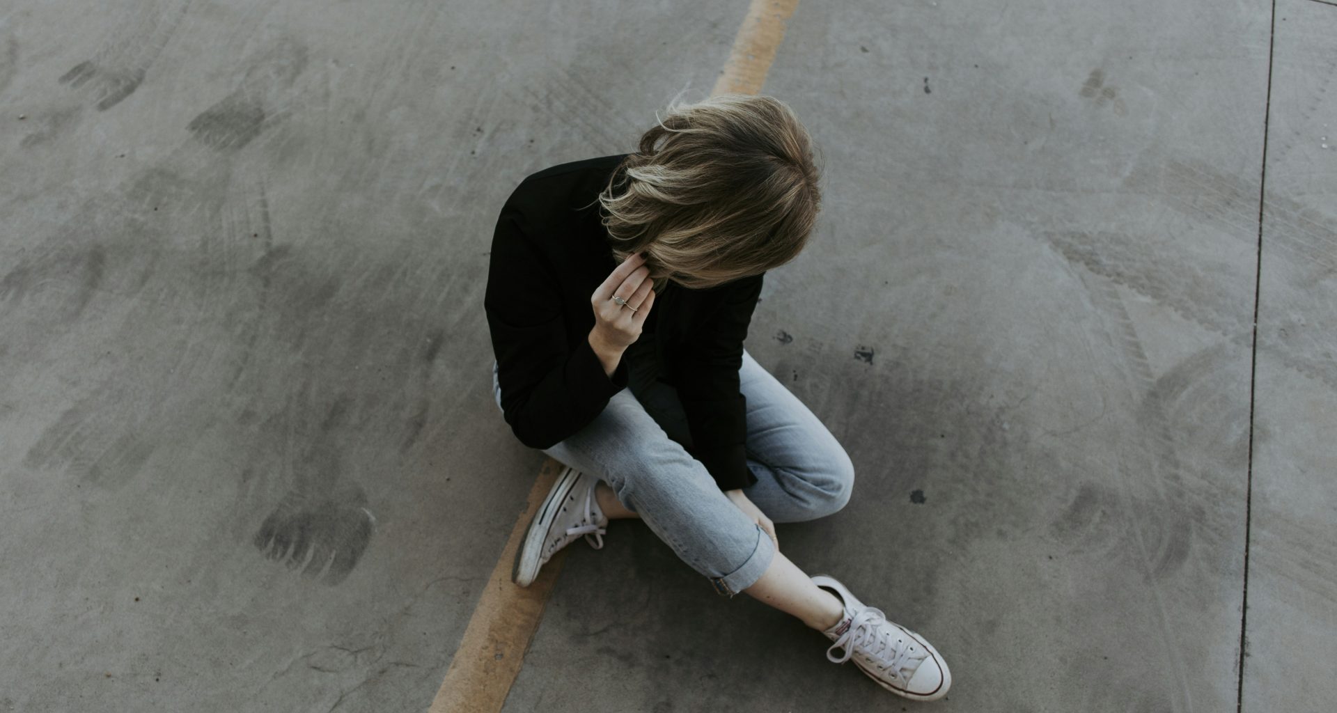 frau-sitzt-auf-dem-burgersteig-reZXCdgXVeA