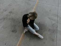 frau-sitzt-auf-dem-burgersteig-reZXCdgXVeA