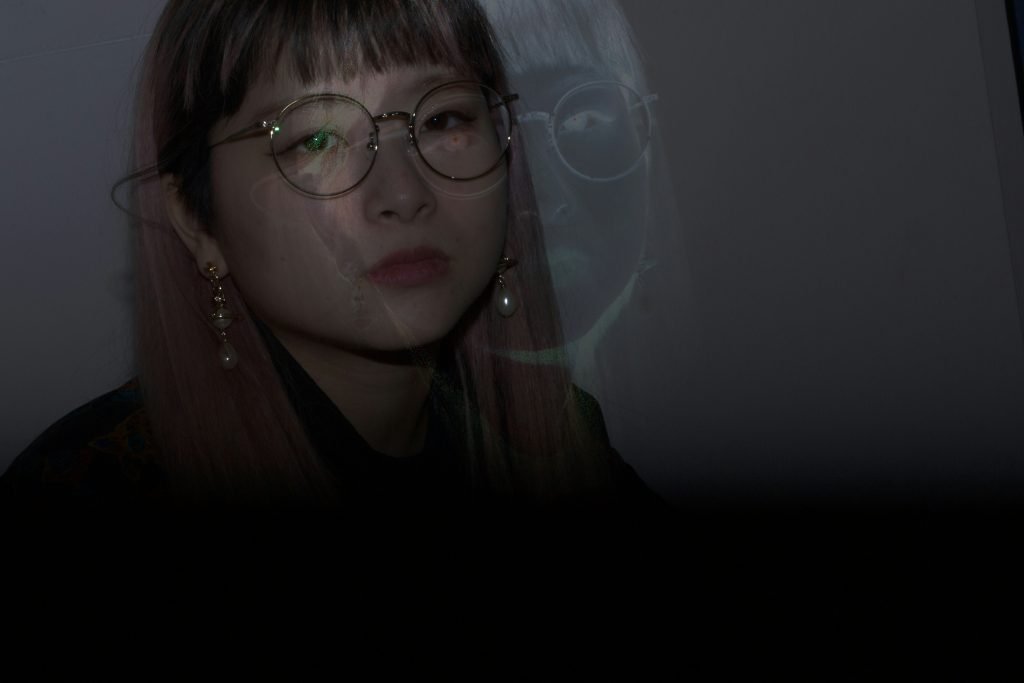 frau-mit-brille-mit-schwarzem-rahmen-u2kzS-iYpC4