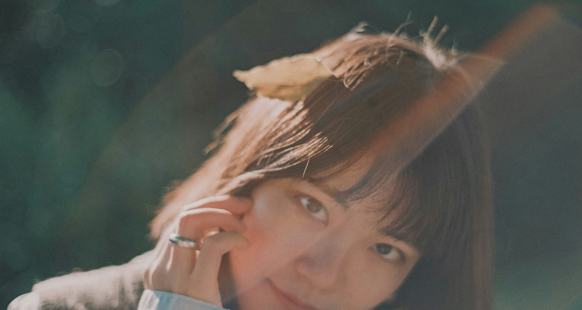 frau-tragt-braun-weisses-oberteil-und-lachelt-sWqby3lFxd0