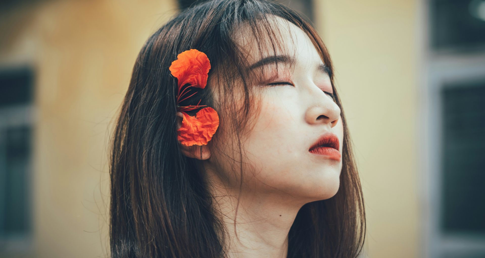 frau-mit-roter-blume-am-ohr-4TAM_rWCgJc