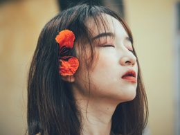 frau-mit-roter-blume-am-ohr-4TAM_rWCgJc