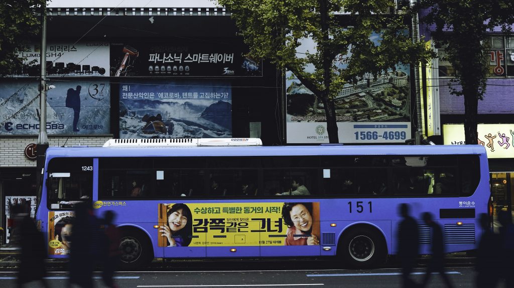 gelber-und-schwarzer-bus-tagsuber-unterwegs-U5JUoJvhD8U