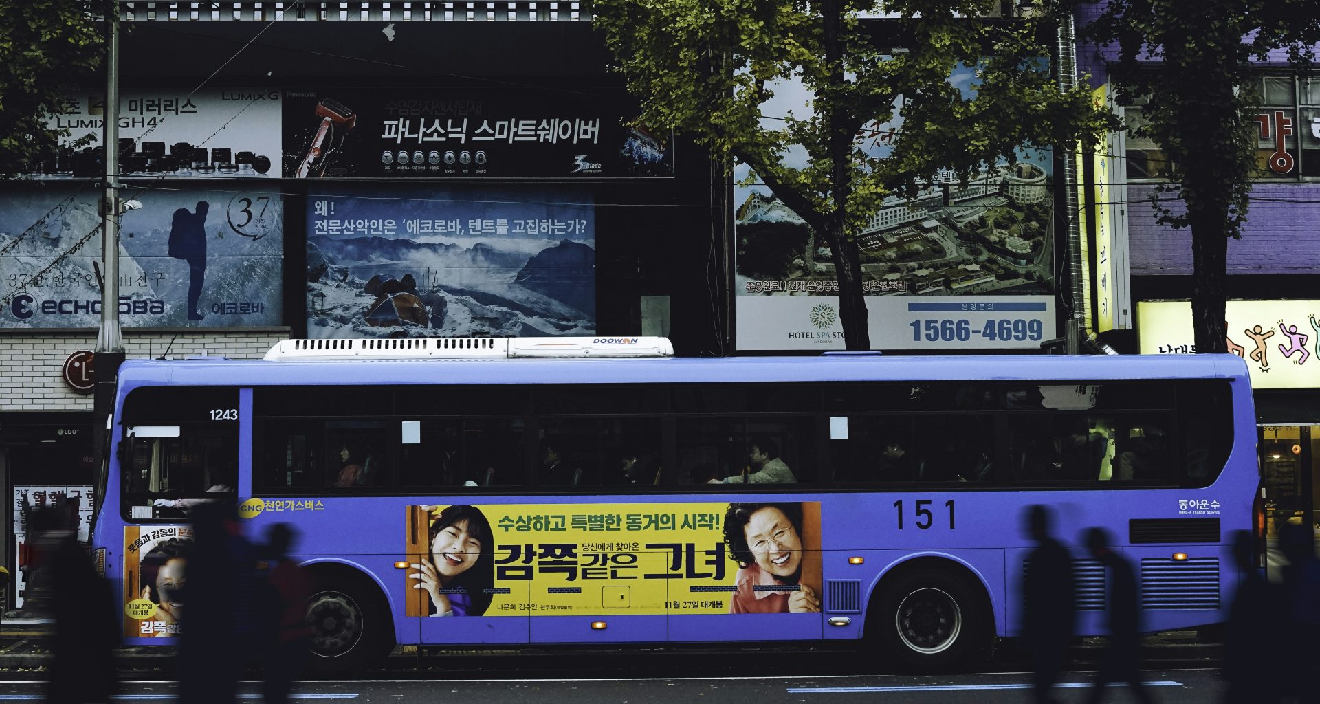 gelber-und-schwarzer-bus-tagsuber-unterwegs-U5JUoJvhD8U