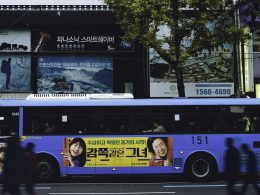 gelber-und-schwarzer-bus-tagsuber-unterwegs-U5JUoJvhD8U