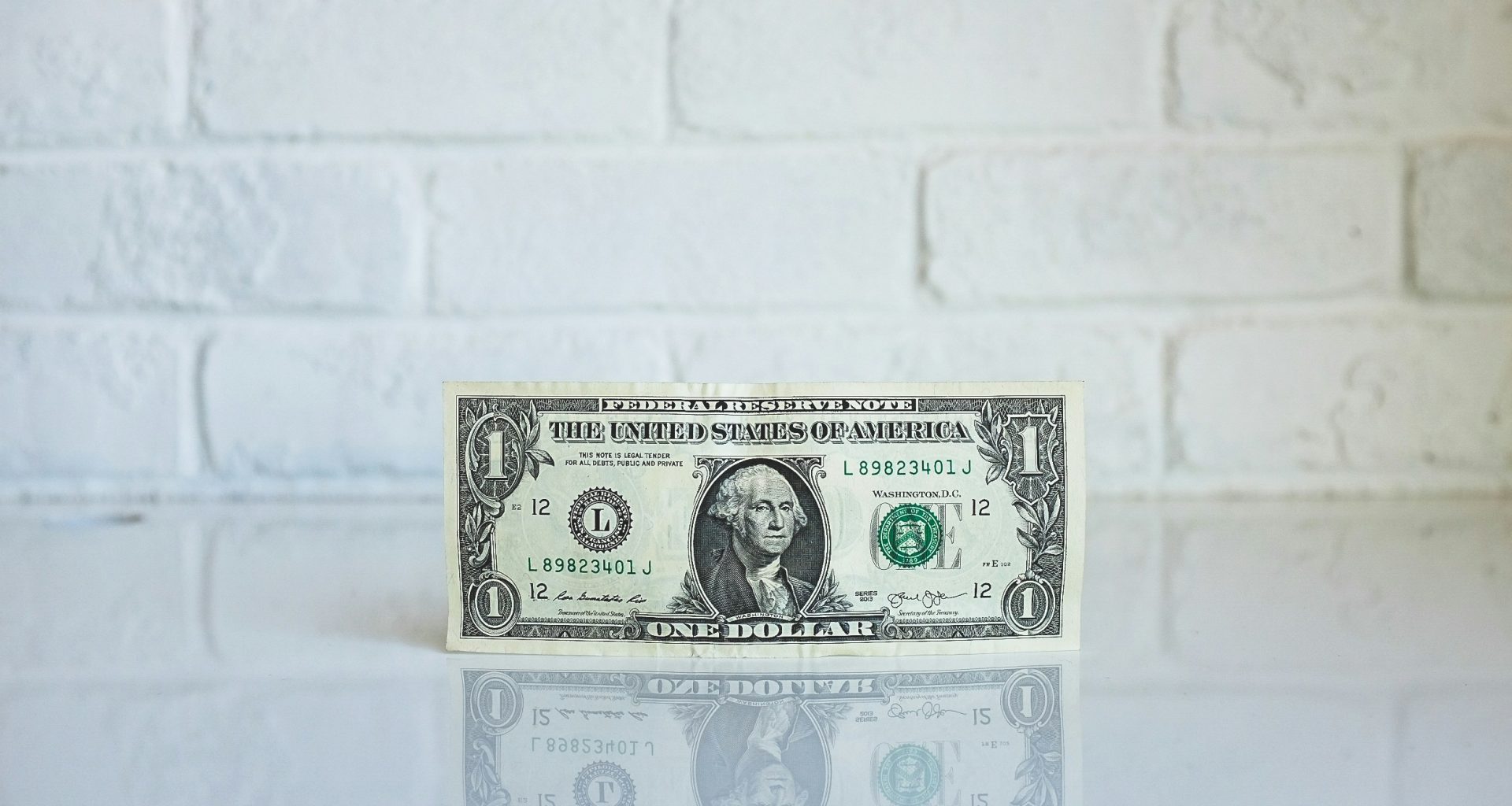 1-us-dollar-banknote-auf-weisser-oberflache-JW6r_0CPYec