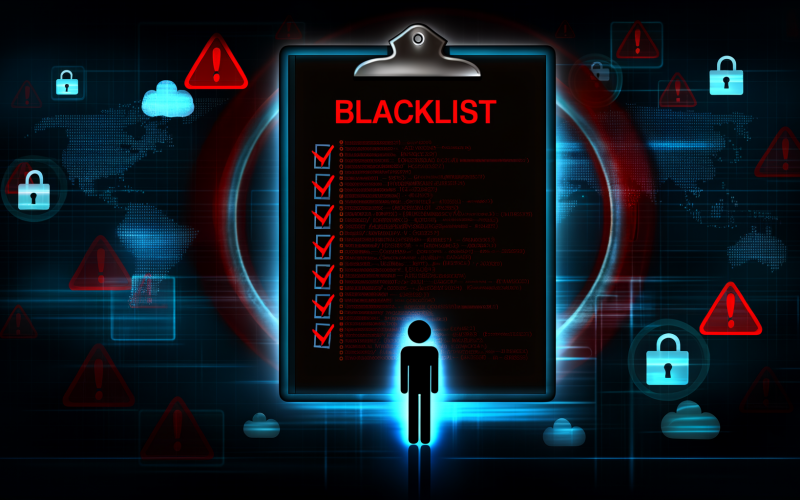 Schwarze und blaue digitale Illustration mit einem zentralen Klemmbrett, das eine Blacklist zeigt. Durchgestrichene Daten, ausgesperrte Silhouetten vor Firewall und abstraktem Datenuniversum, rote und schwarze Warnfarben.