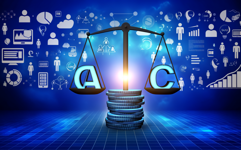 Digitale Waage mit Münzen auf der einen Seite und einem leuchtenden CAC-Akronym auf der anderen, umgeben von stilisierten Marketing-Icons und modernen Farben.