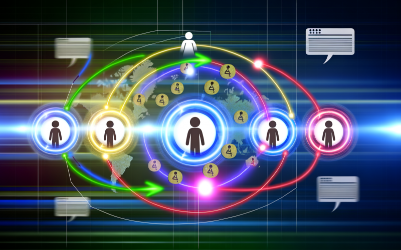 Digitale Collage mit mehreren Nutzerreisen, bei denen der erste Touchpoint optisch hervorgehoben wird. Im Zentrum sind Personen-Symbole, die durch farbige Linien mit Touchpoints wie Google Ads, E-Mail und Social Media verbunden sind. Im Hintergrund Tracking-Elemente wie Cookies und Browserfenster.