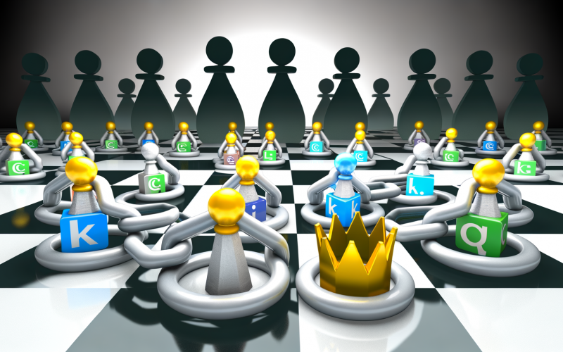Abstrahiertes digitales Schachbrett mit Webseiten-Icons als Figuren, einige mit goldener Krone für Autorität, andere als Bauern mit Ketten und Linkpfeilen verbunden, subtil leuchtendes Google-Logo im Hintergrund, graue Schattenplätze für Linkfarmen und Spam-Verzeichnisse.