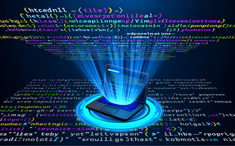 Schwebender HTML-Code mit beleuchtetem head-Bereich über modernem Laptop. Suchmaschinen-Snippets und Social-Media-Karten werden als Projektionen dargestellt.