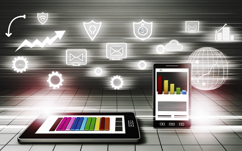 Moderne Arbeitsfläche mit Smartphone und Tablet, die eine schnell ladende, sauber gestaltete Website mit responsivem Layout, Sicherheits- und Optimierungssymbolen anzeigen.