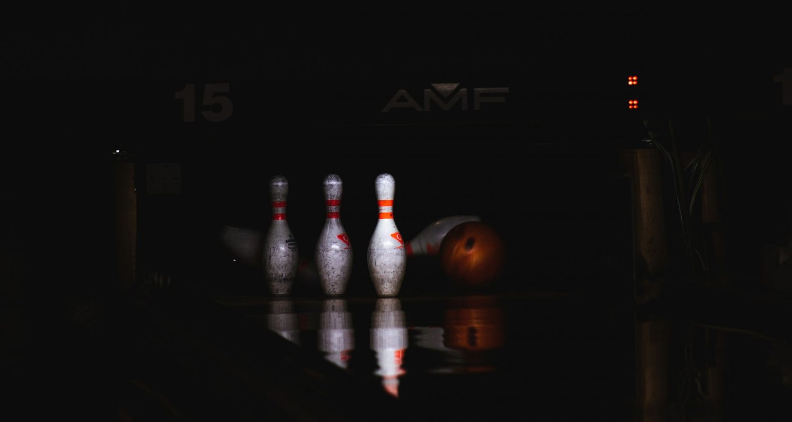 3-weisse-und-braune-flaschen-auf-braunem-holztisch-AAW_JDTfjoA