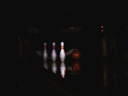 3-weisse-und-braune-flaschen-auf-braunem-holztisch-AAW_JDTfjoA