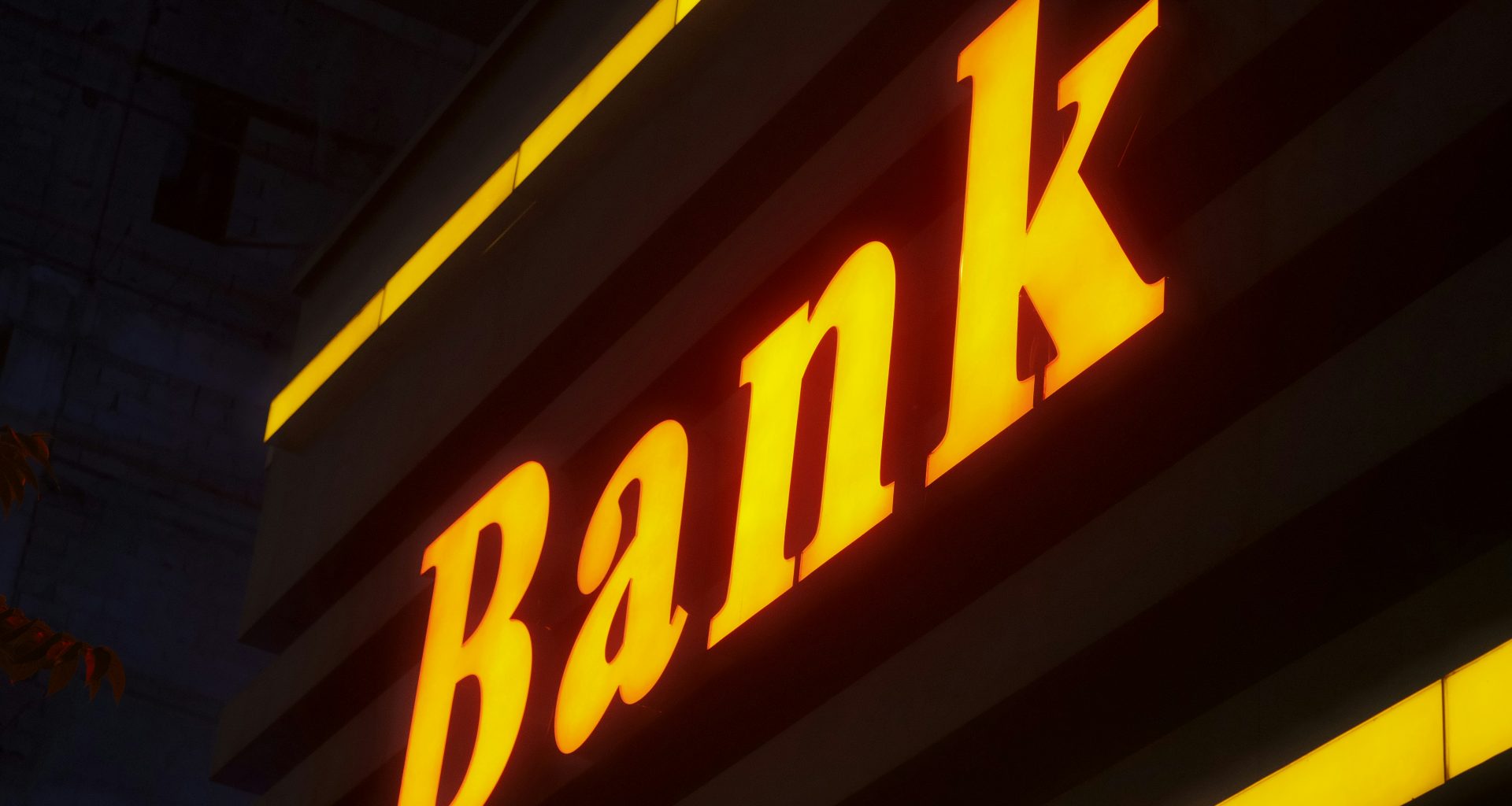 ein-bankschild-leuchtet-im-dunkeln-auf-UENYI2DL1RA