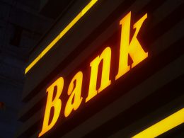 ein-bankschild-leuchtet-im-dunkeln-auf-UENYI2DL1RA