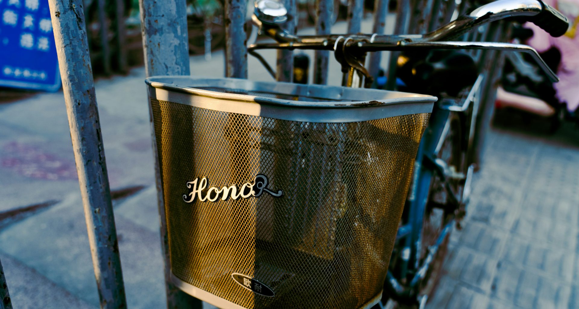 ein-fahrrad-das-neben-einem-zaun-auf-einem-burgersteig-geparkt-ist-Pl97C0ykQGo
