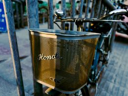 ein-fahrrad-das-neben-einem-zaun-auf-einem-burgersteig-geparkt-ist-Pl97C0ykQGo