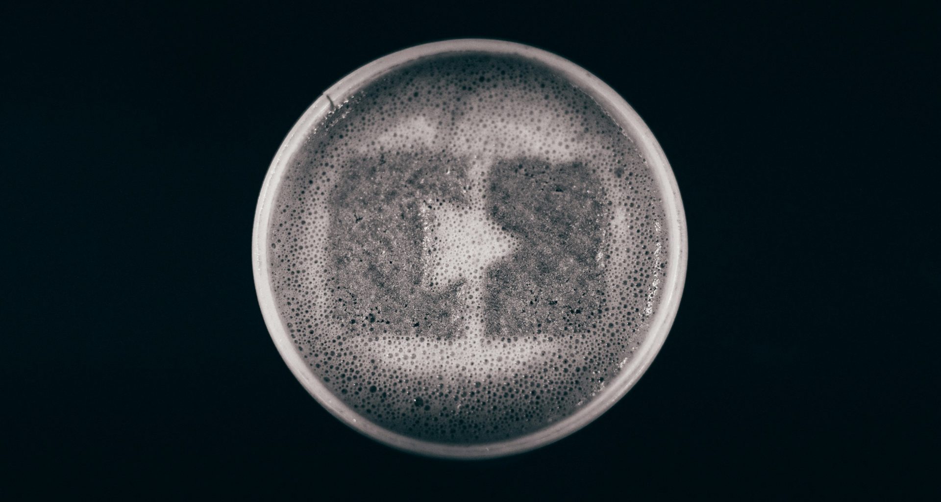 ein-schwarz-weiss-foto-eines-bieres-in-einem-glas-nBVMaJtBC3c